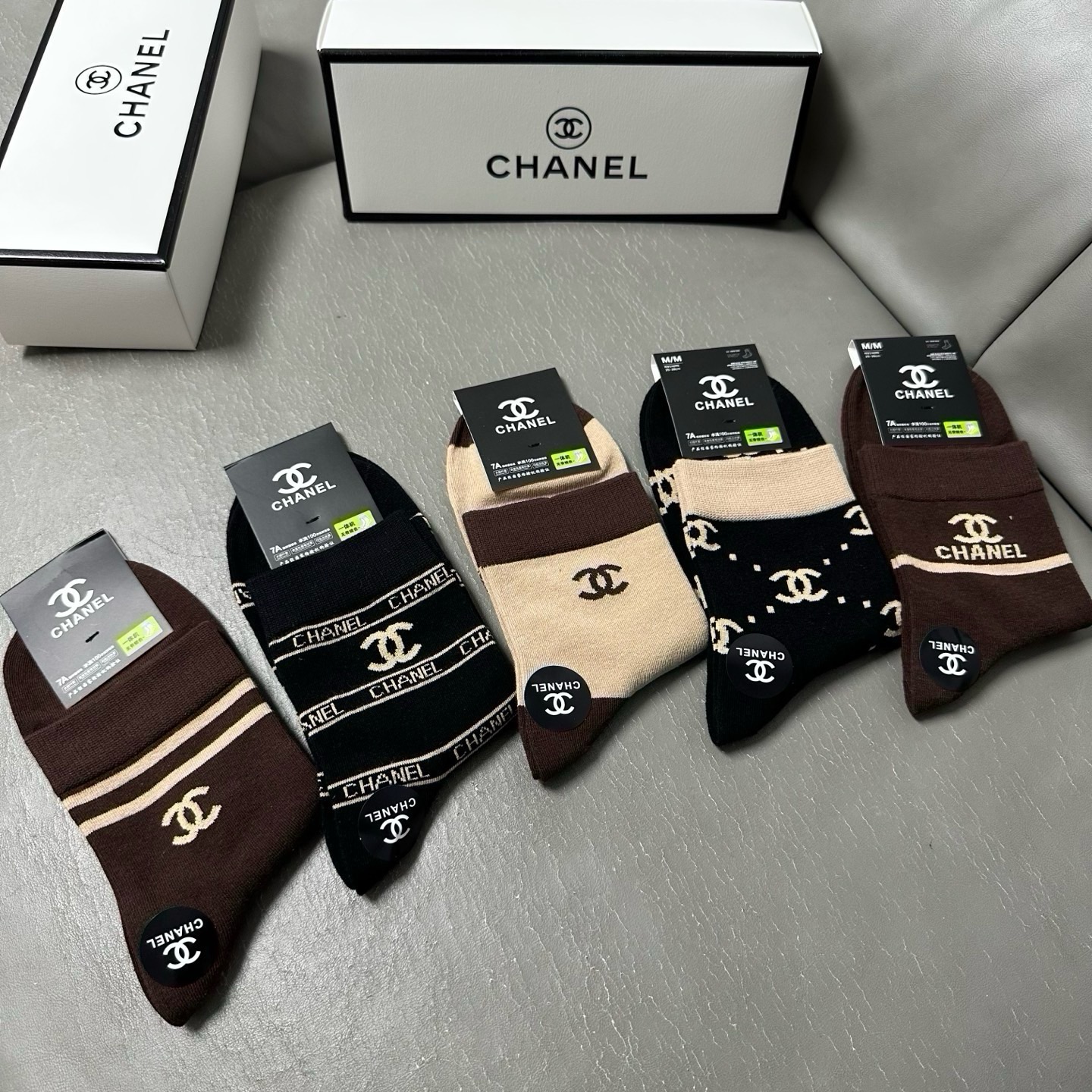 🆕Chanel · 香奈儿❗️CH家新品男款中筒袜子❗️【一盒五双】纯棉材质，柔软舒适透气，提花经典标志，炒鸡nice，