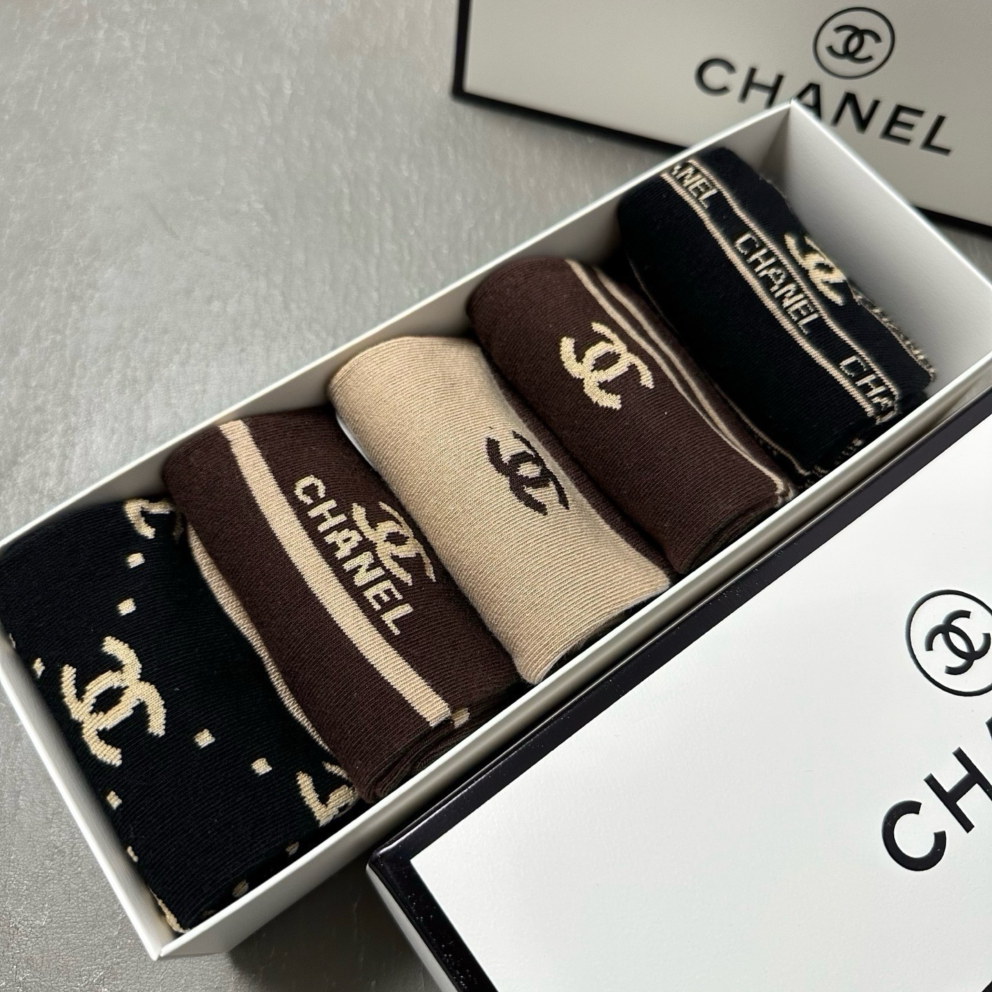 🆕Chanel · 香奈儿❗️CH家新品男款中筒袜子❗️【一盒五双】纯棉材质，柔软舒适透气，提花经典标志，炒鸡nice，