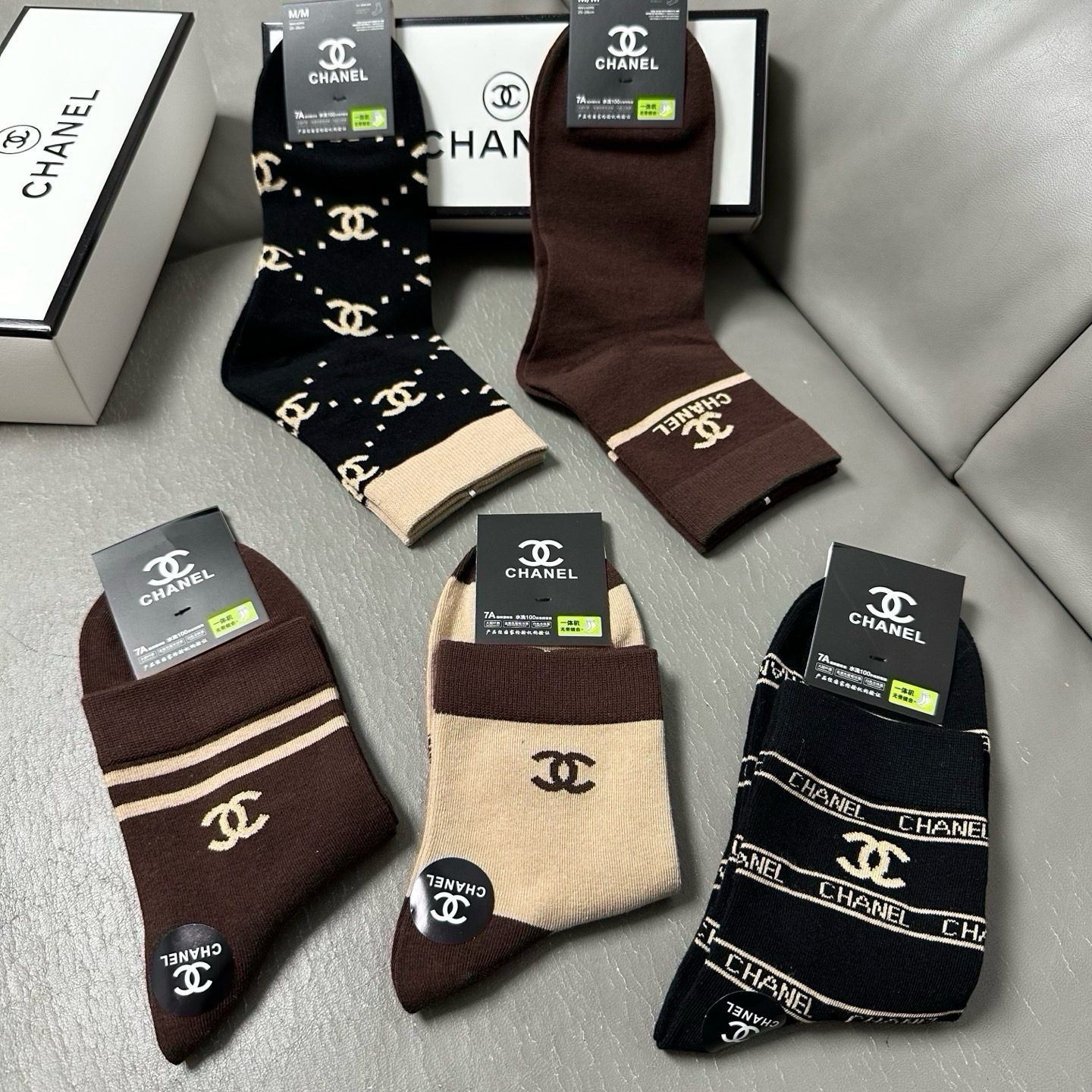 🆕Chanel · 香奈儿❗️CH家新品男款中筒袜子❗️【一盒五双】纯棉材质，柔软舒适透气，提花经典标志，炒鸡nice，