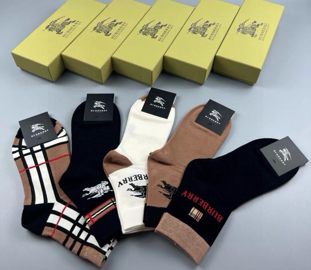 🆕Burberry · 巴宝莉❗️B家新品男款袜子❗️【一盒五双】纯棉材质织造，柔软舒适，提花经典品牌全称字母搭配永不落