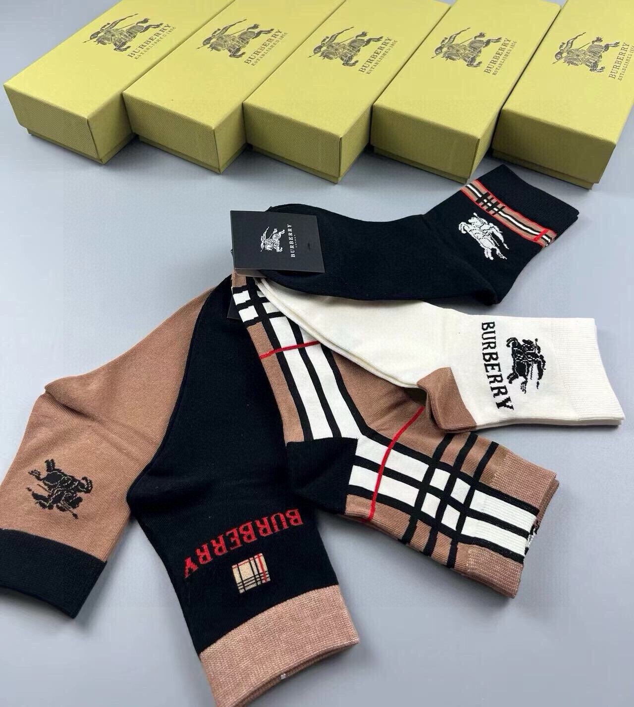 🆕Burberry · 巴宝莉❗️B家新品男款袜子❗️【一盒五双】纯棉材质织造，柔软舒适，提花经典品牌全称字母搭配永不落