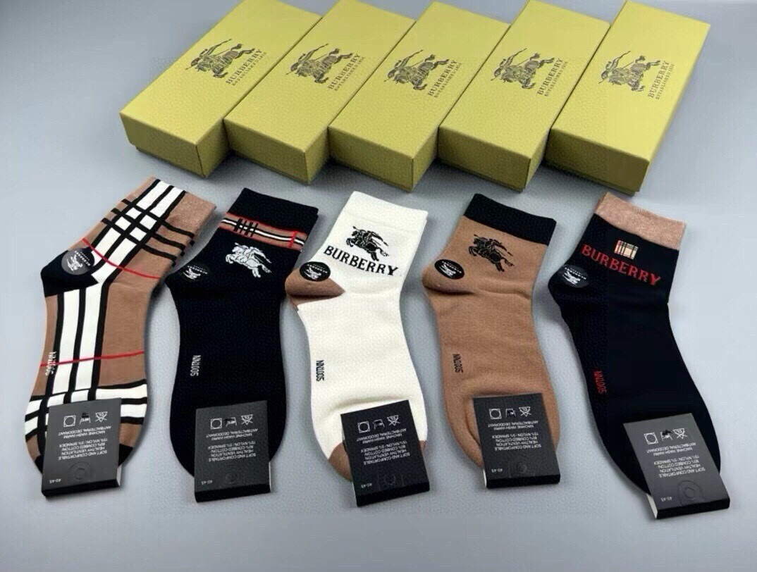 🆕Burberry · 巴宝莉❗️B家新品男款袜子❗️【一盒五双】纯棉材质织造，柔软舒适，提花经典品牌全称字母搭配永不落