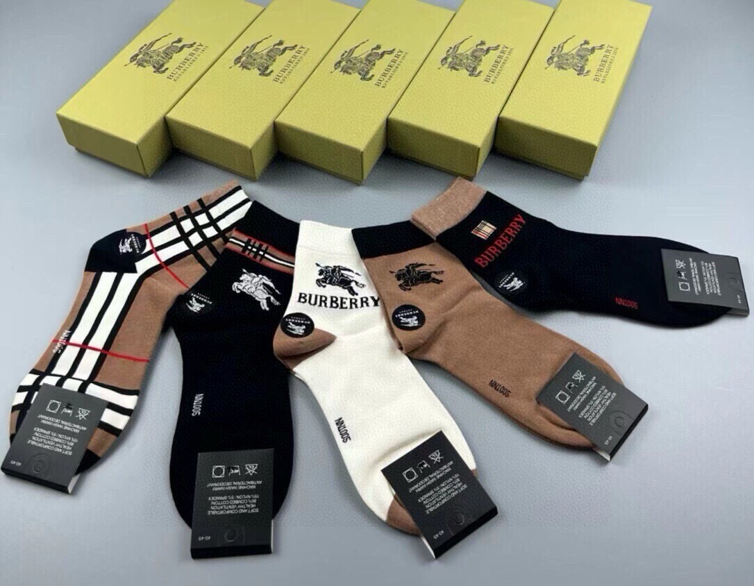 🆕Burberry · 巴宝莉❗️B家新品男款袜子❗️【一盒五双】纯棉材质织造，柔软舒适，提花经典品牌全称字母搭配永不落