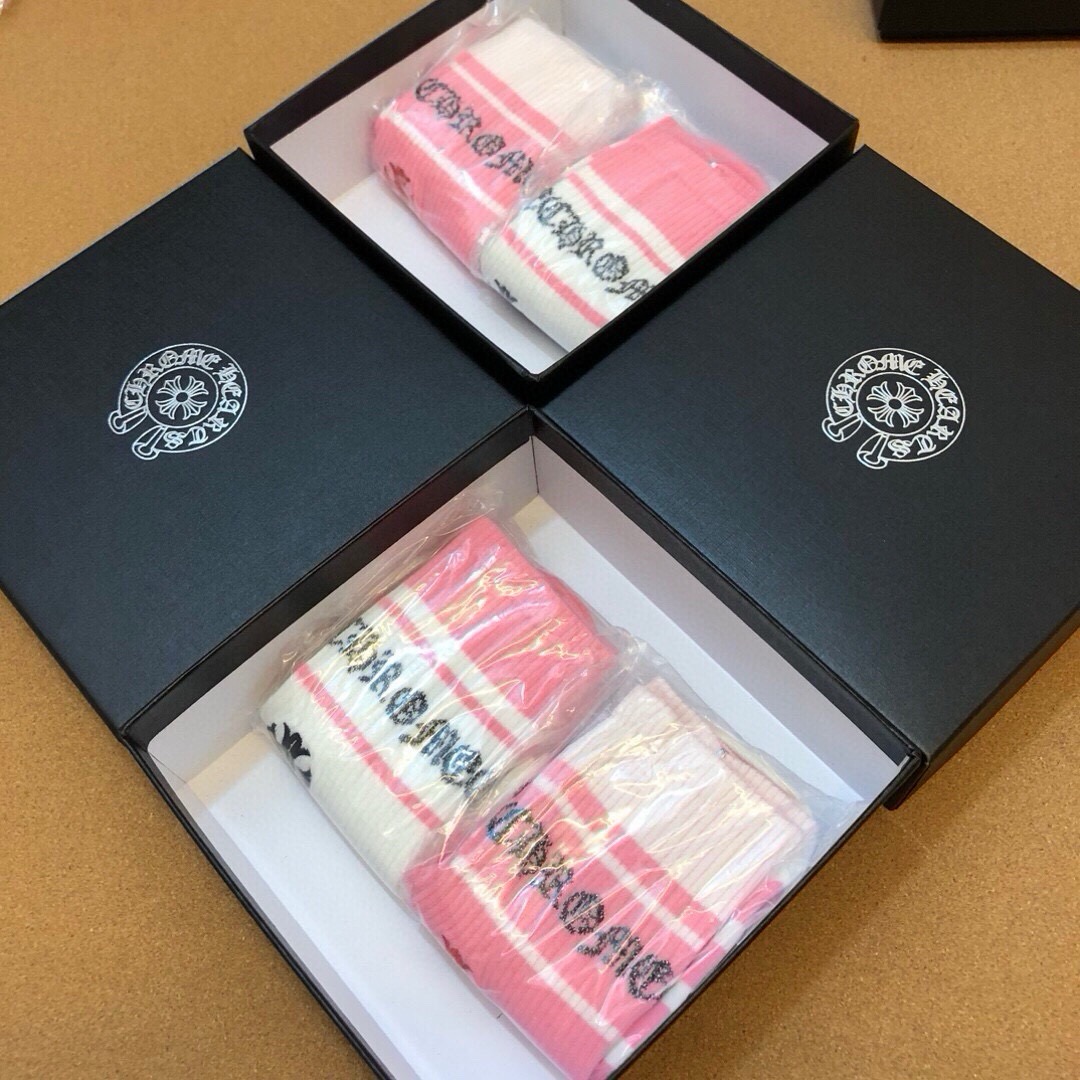 🆕❗️克罗心出口订单❗️别致吸睛，中筒设计，精梳棉材质❗️亲肤透气，表面有着温润的光泽感，上脚丝滑而显高档质感，全品相订