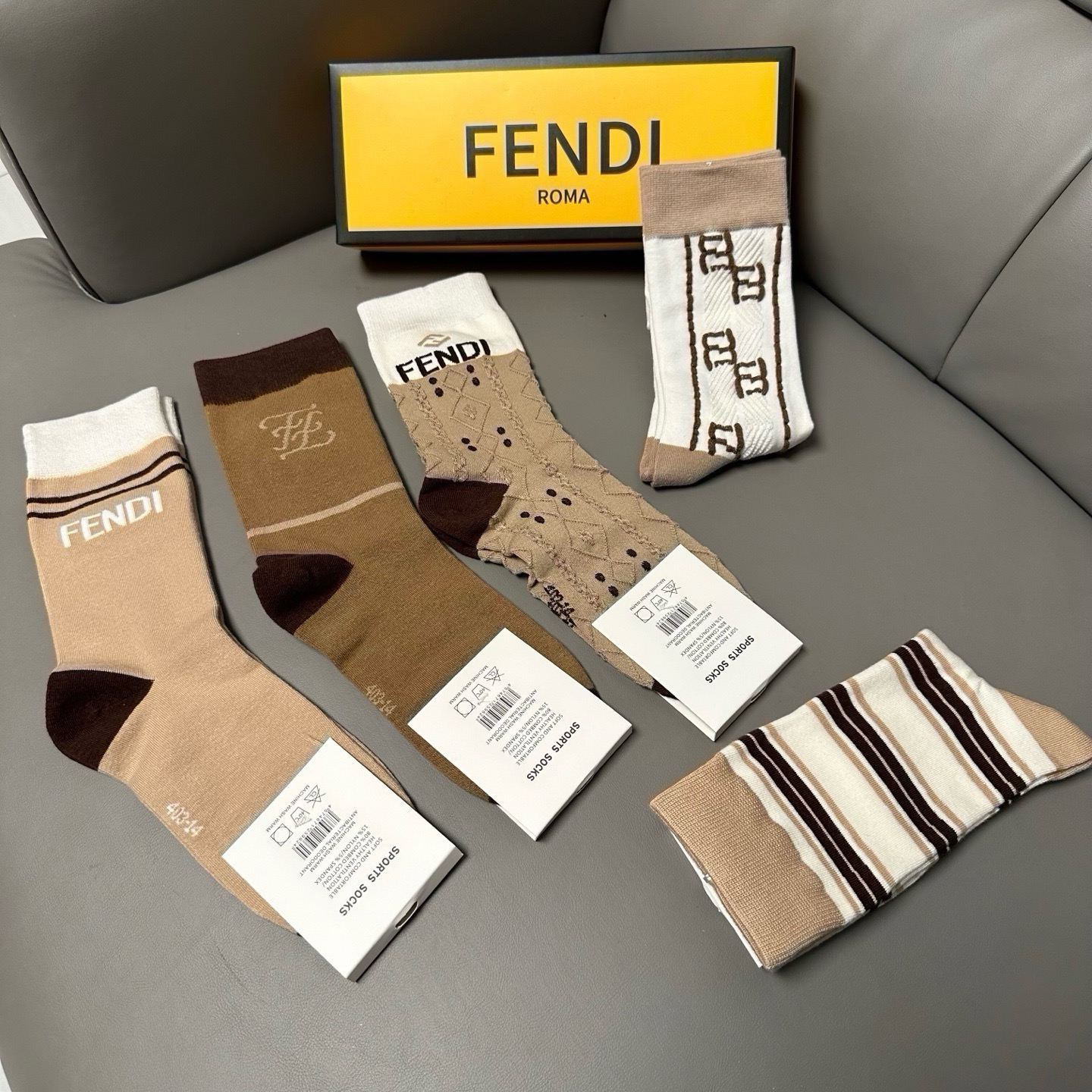 🆕FENDI · 芬迪❗️老佛爷家新品长筒袜子❗️【一盒五双】超级经典的双F标志，竹棉材质制造，透气舒适，超级nice❗