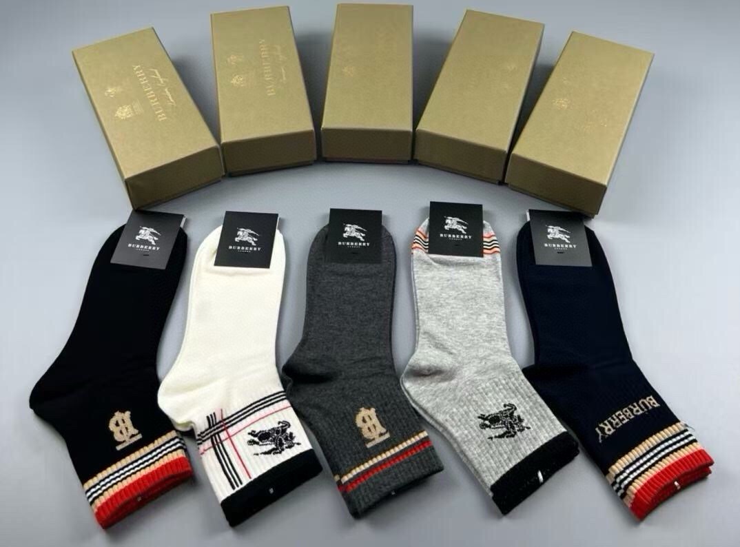 🆕Burberry · 巴宝莉❗️B家新品男款袜子❗️【一盒五双】纯棉材质织造，柔软舒适，提花经典品牌全称字母搭配永不落