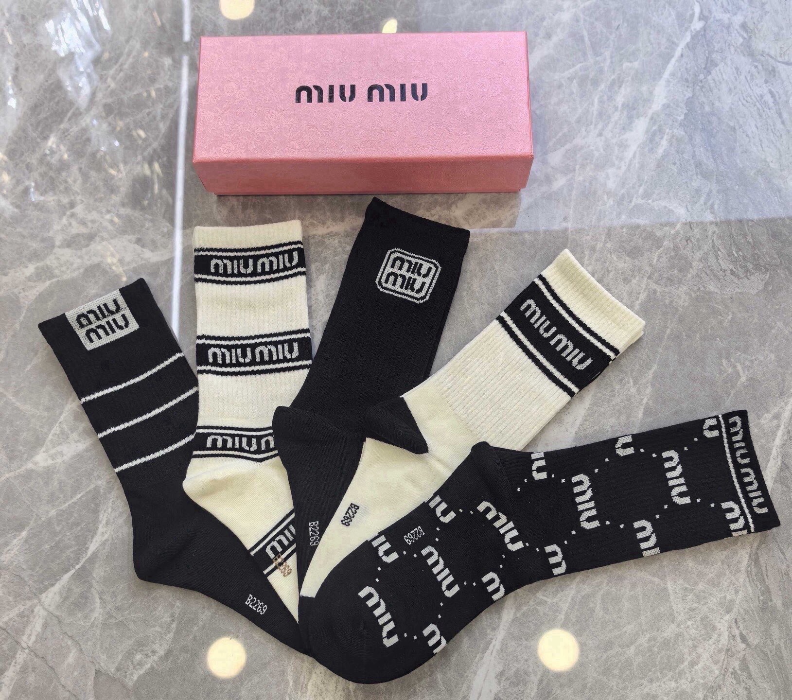 🆕 · Miumiu · ❗️缪缪新品女款袜子❗️【一盒五双】提花经典miumiu字母，透气柔软舒适，超火爆小单品，大牌