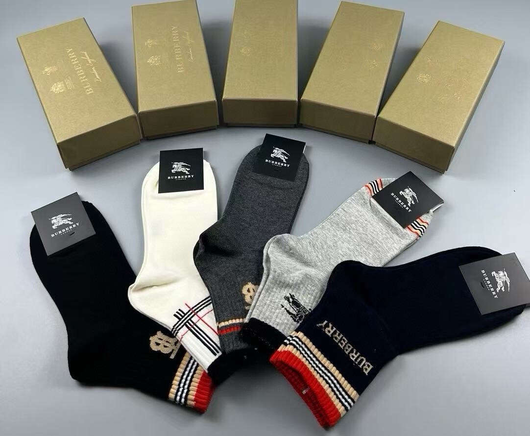 🆕Burberry · 巴宝莉❗️B家新品男款袜子❗️【一盒五双】纯棉材质织造，柔软舒适，提花经典品牌全称字母搭配永不落