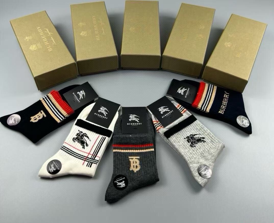 🆕Burberry · 巴宝莉❗️B家新品男款袜子❗️【一盒五双】纯棉材质织造，柔软舒适，提花经典品牌全称字母搭配永不落