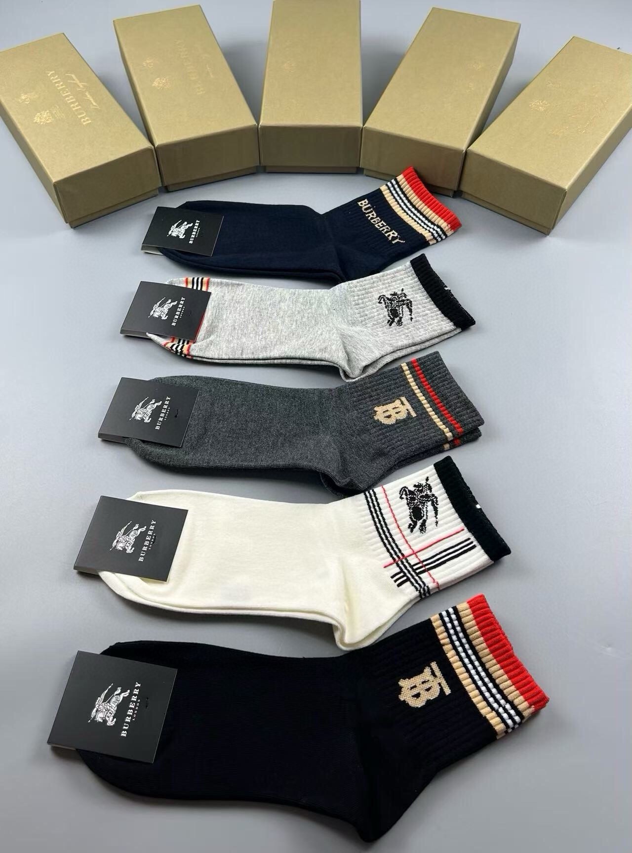 🆕Burberry · 巴宝莉❗️B家新品男款袜子❗️【一盒五双】纯棉材质织造，柔软舒适，提花经典品牌全称字母搭配永不落