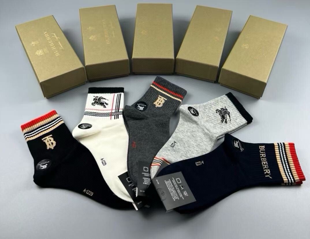🆕Burberry · 巴宝莉❗️B家新品男款袜子❗️【一盒五双】纯棉材质织造，柔软舒适，提花经典品牌全称字母搭配永不落
