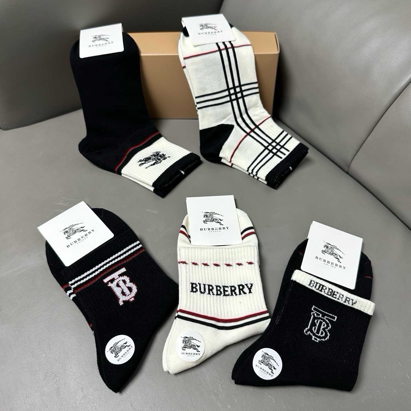 🆕Burberry · 巴宝莉❗️B家新品男款袜子❗️【一盒五双】纯棉材质织造，柔软舒适，提花经典品牌全称字母搭配永不落