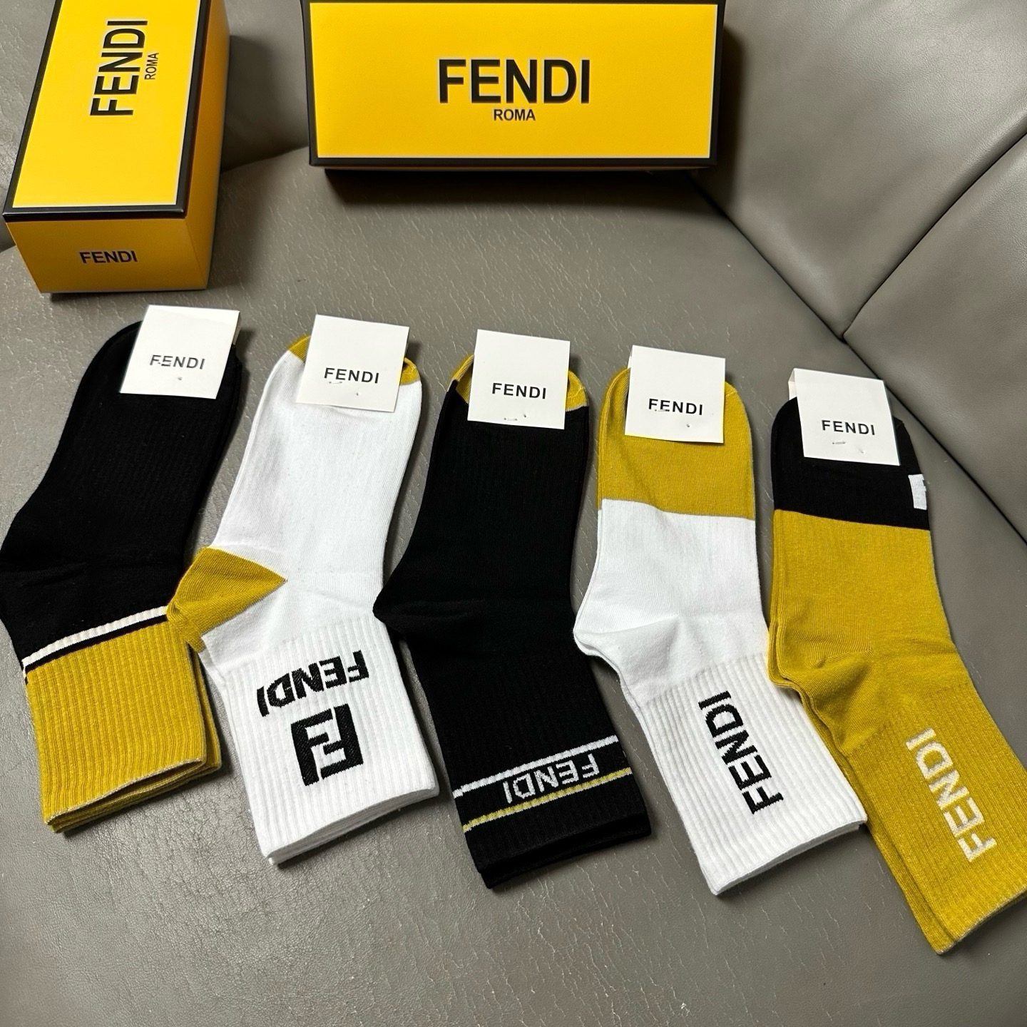 🆕FENDI · 芬迪❗️FF新品中筒女款袜子❗️【一盒五双】超级经典的双F标志，纯棉材质制造，透气舒适，超级nice❗