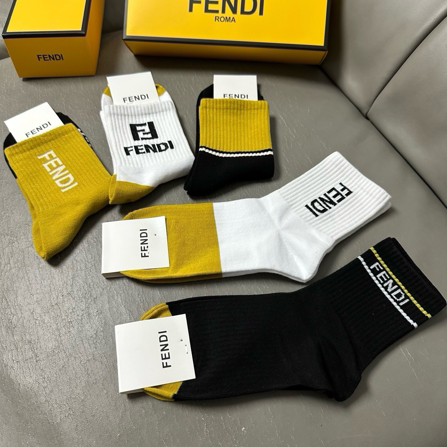 🆕FENDI · 芬迪❗️FF新品中筒女款袜子❗️【一盒五双】超级经典的双F标志，纯棉材质制造，透气舒适，超级nice❗