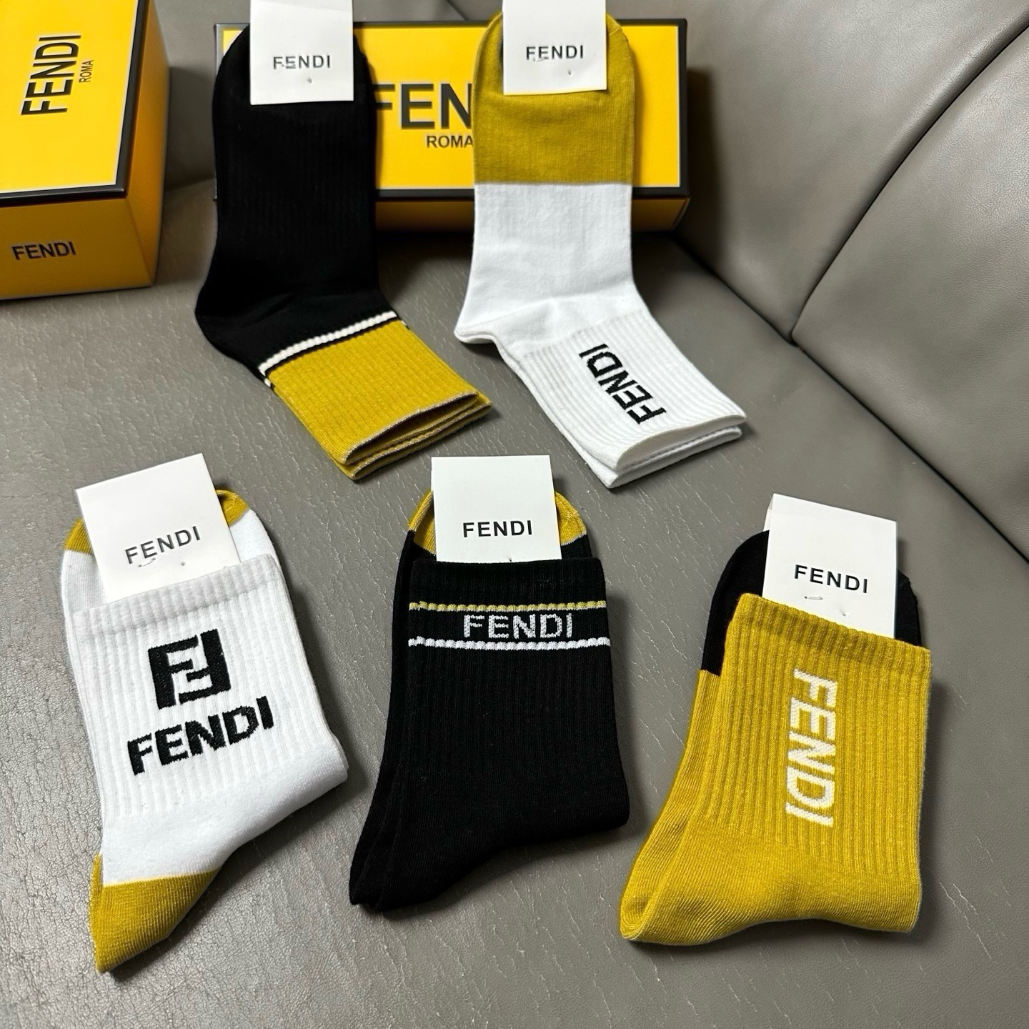 🆕FENDI · 芬迪❗️FF新品中筒女款袜子❗️【一盒五双】超级经典的双F标志，纯棉材质制造，透气舒适，超级nice❗