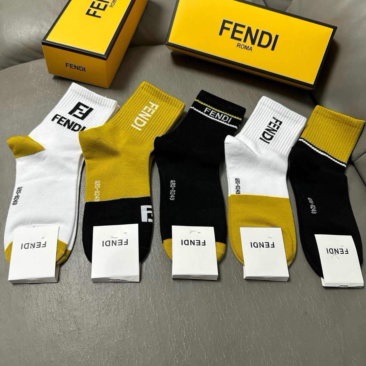🆕FENDI · 芬迪❗️FF新品中筒女款袜子❗️【一盒五双】超级经典的双F标志，纯棉材质制造，透气舒适，超级nice❗