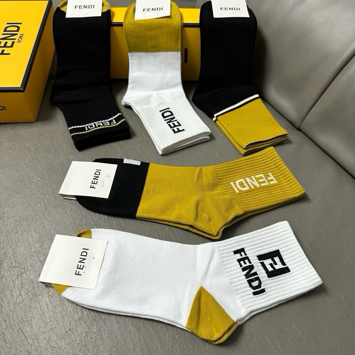 🆕FENDI · 芬迪❗️FF新品中筒女款袜子❗️【一盒五双】超级经典的双F标志，纯棉材质制造，透气舒适，超级nice❗