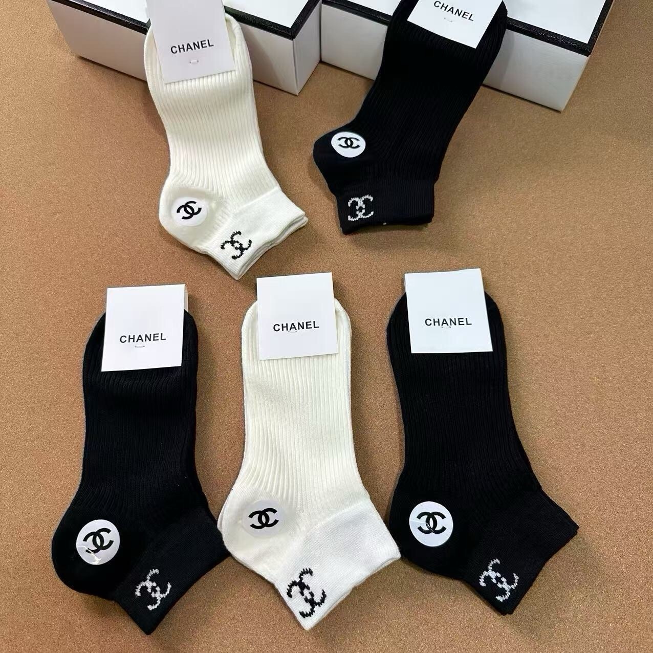 🆕CHANEL · 香奈儿❗️CH新品女款袜子❗️【一盒五双】纯棉材质，提花经典双C标识，炒鸡nice，大牌出街，潮人必