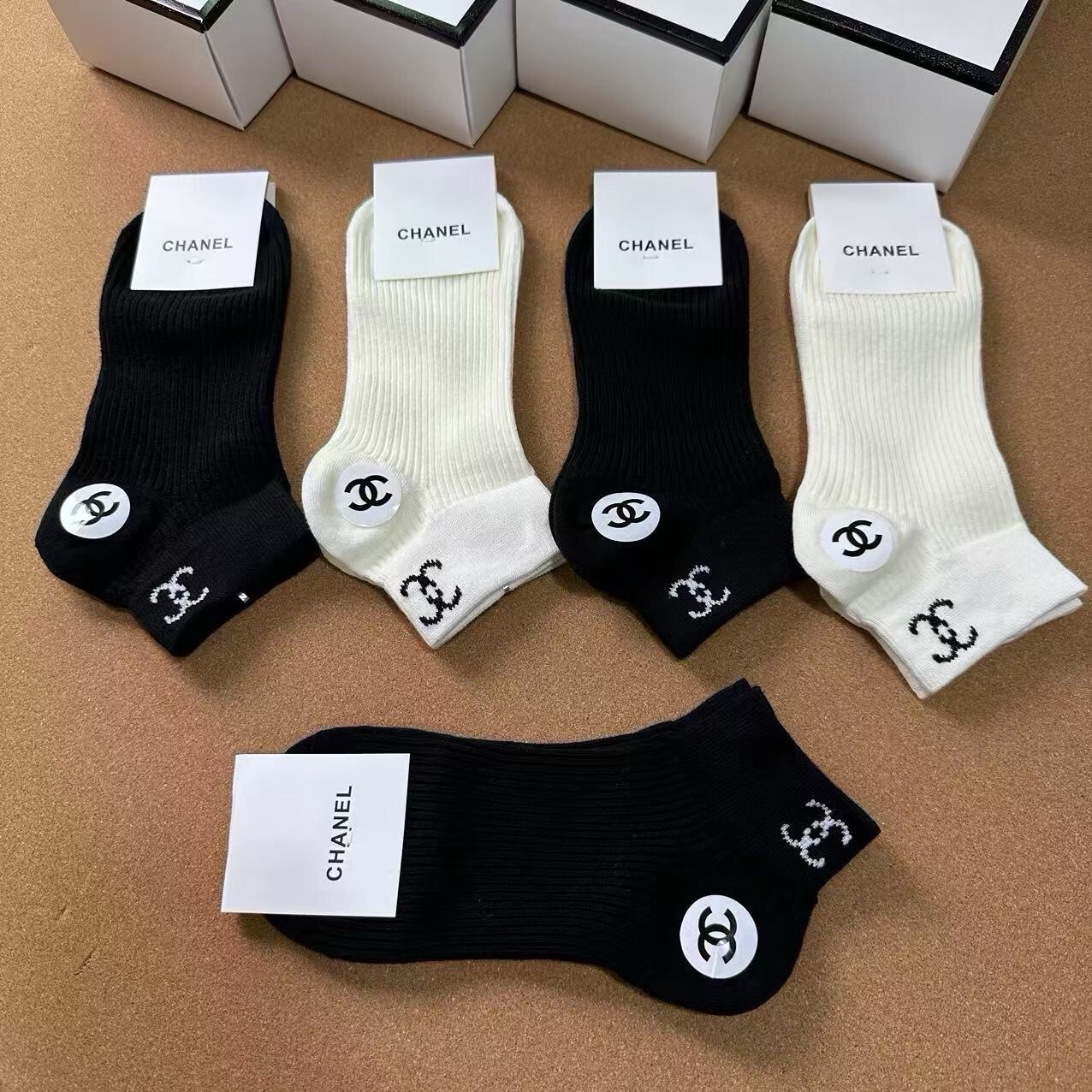 🆕CHANEL · 香奈儿❗️CH新品女款袜子❗️【一盒五双】纯棉材质，提花经典双C标识，炒鸡nice，大牌出街，潮人必