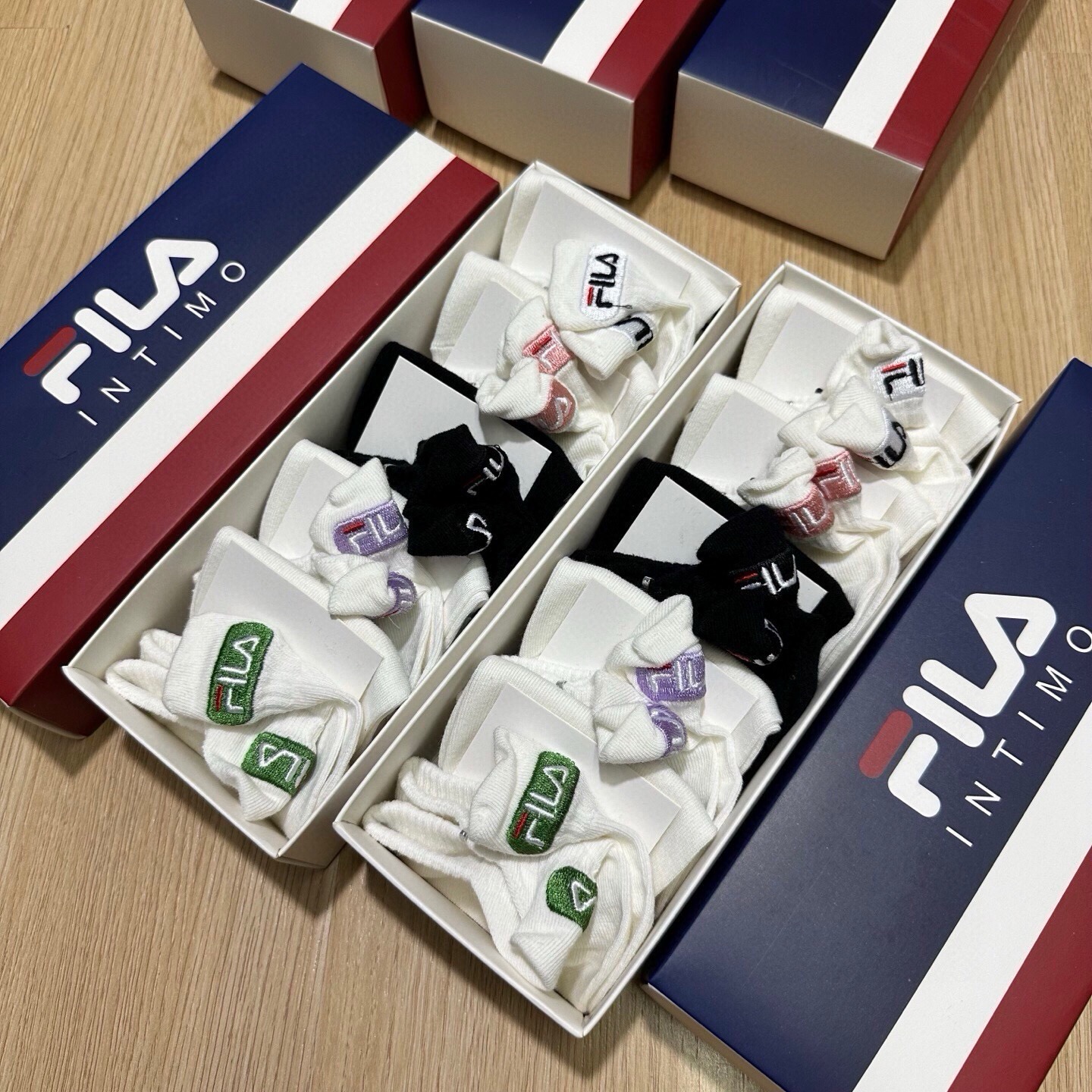 🆕FILA · 菲乐 · 新品女款袜子❗️【一盒五双】提花经典标志，超柔软舒适，超火爆小单品，大牌出街，潮人必备🔥超好搭