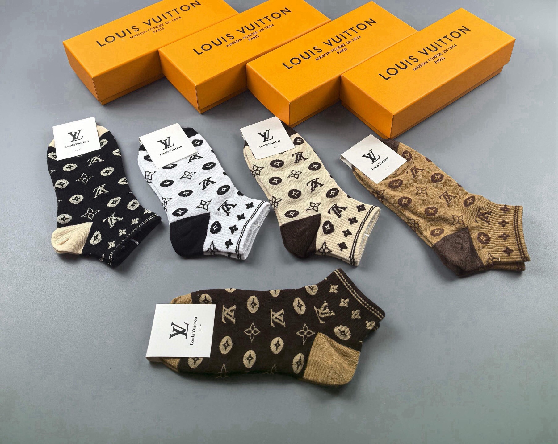 🆕 Louis Vuitton · 路易威登❗️驴家经典女款袜子❗️【一盒五双】纯棉材质，柔软舒适，提花经典LV标志，炒