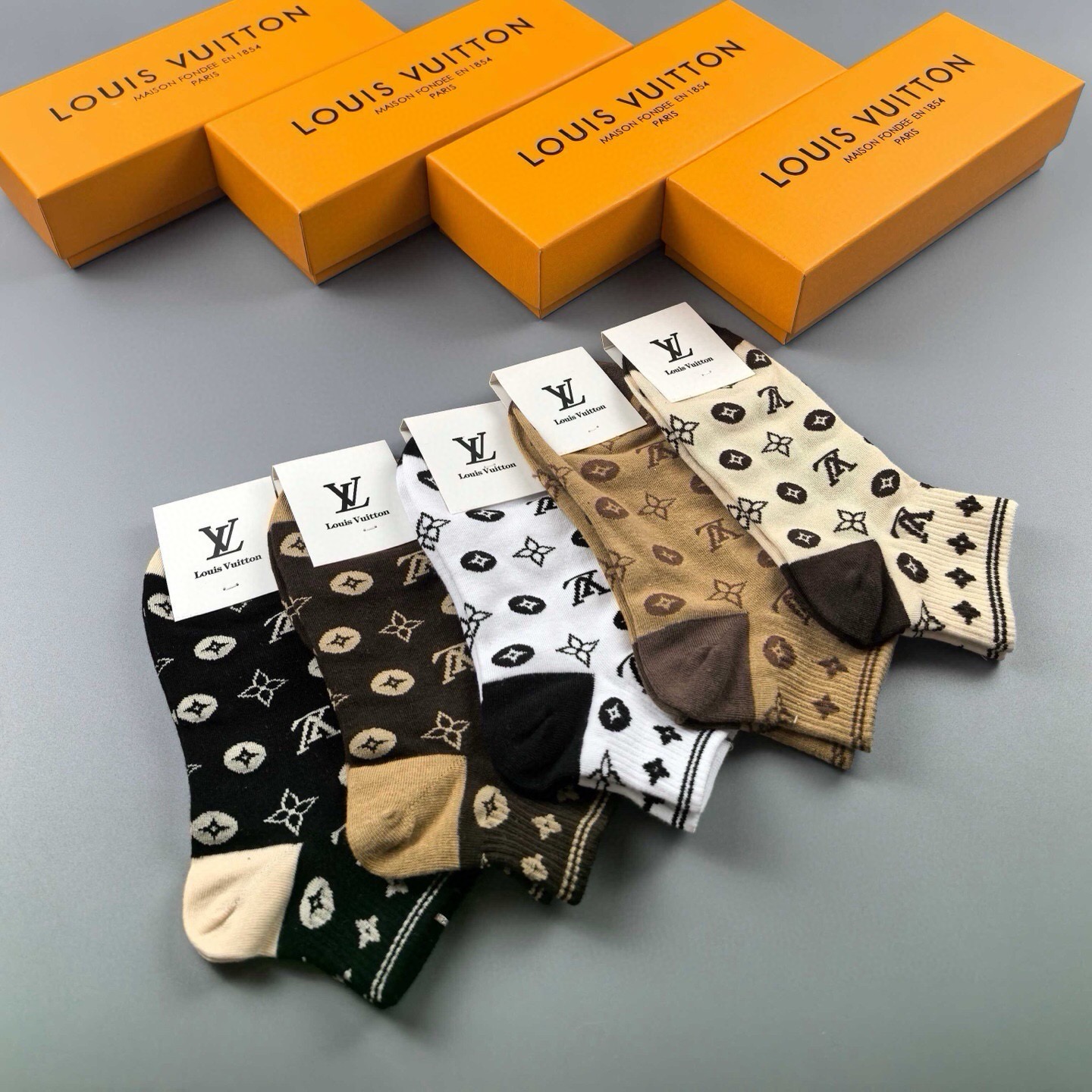 🆕 Louis Vuitton · 路易威登❗️驴家经典女款袜子❗️【一盒五双】纯棉材质，柔软舒适，提花经典LV标志，炒