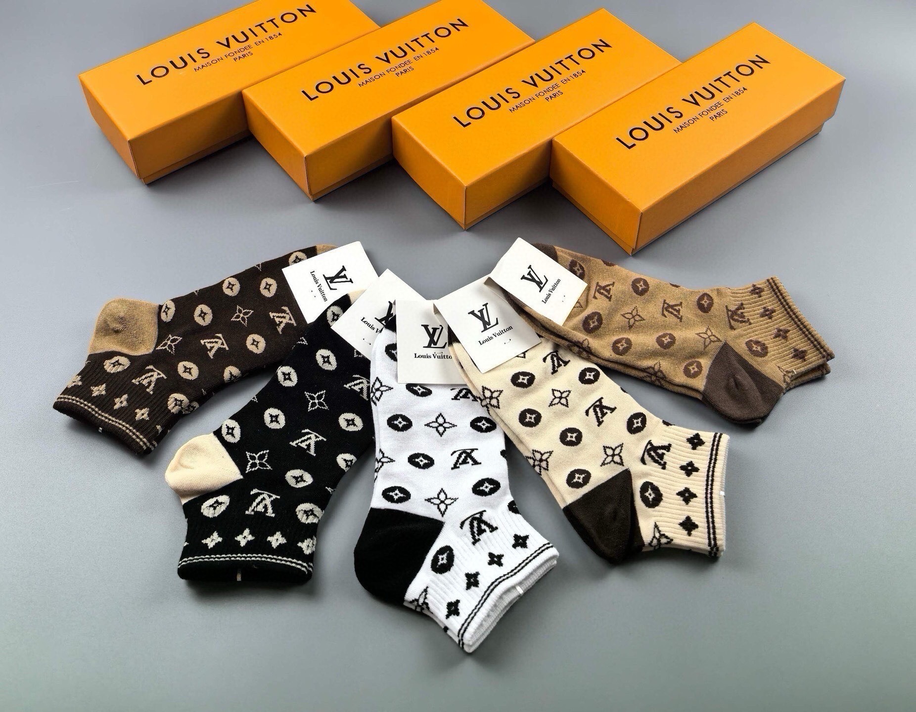 🆕 Louis Vuitton · 路易威登❗️驴家经典女款袜子❗️【一盒五双】纯棉材质，柔软舒适，提花经典LV标志，炒