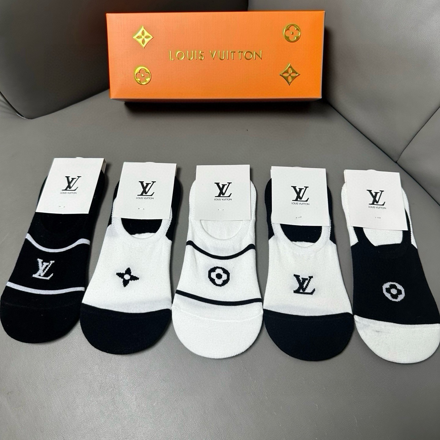 🆕Louis Vuitton · 路易威登❗️驴家新品女款隐形袜子❗【一盒五双】提花经典标志，纯棉材质，超舒适超美腻❗️