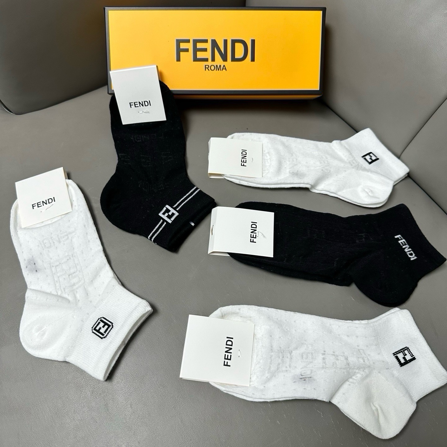 🆕FENDI · 芬迪❗️FF新品女款袜子❗️【一盒五双】提花经典的双F标志，纯棉材质制造，透气舒适，超级nice❗️超