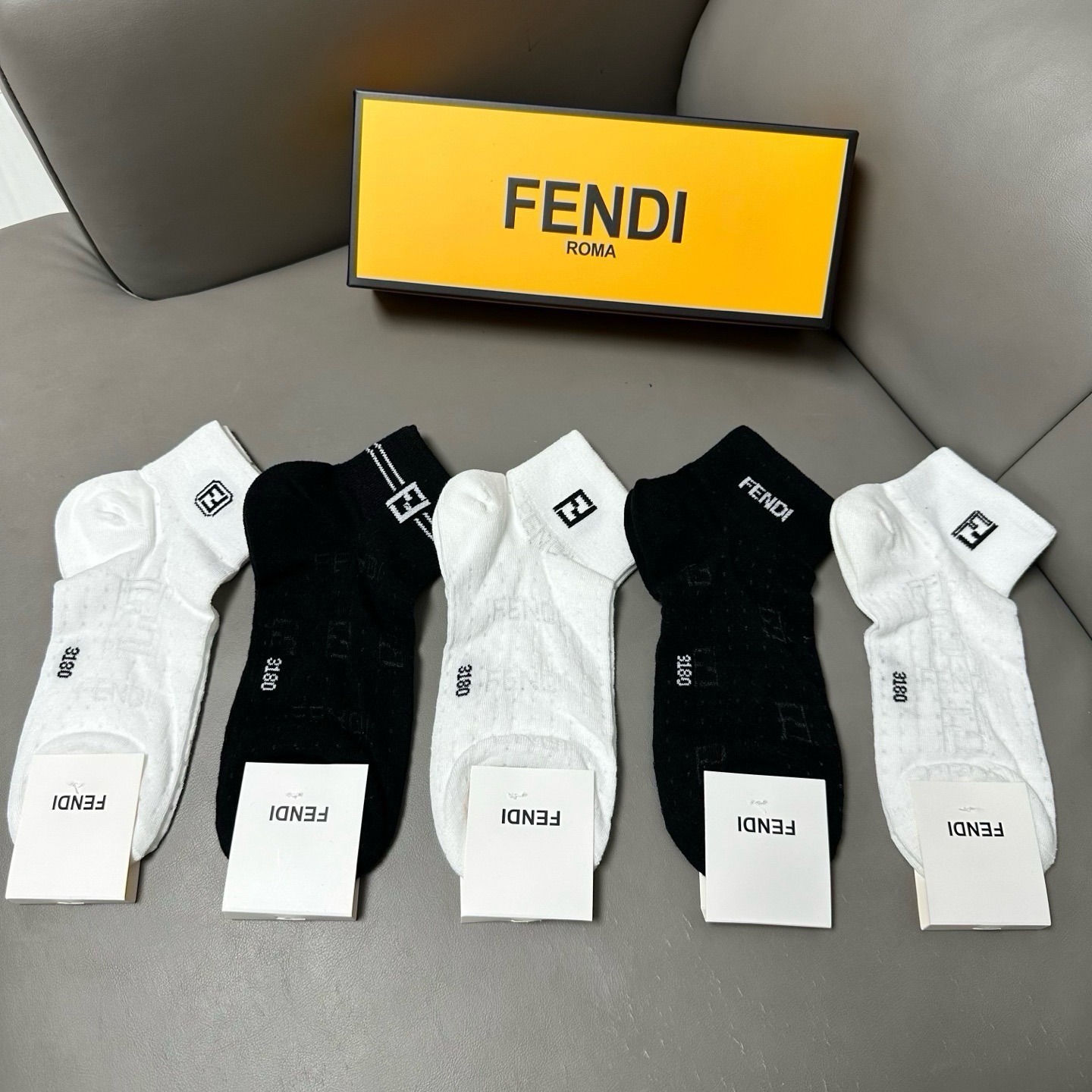 🆕FENDI · 芬迪❗️FF新品女款袜子❗️【一盒五双】提花经典的双F标志，纯棉材质制造，透气舒适，超级nice❗️超
