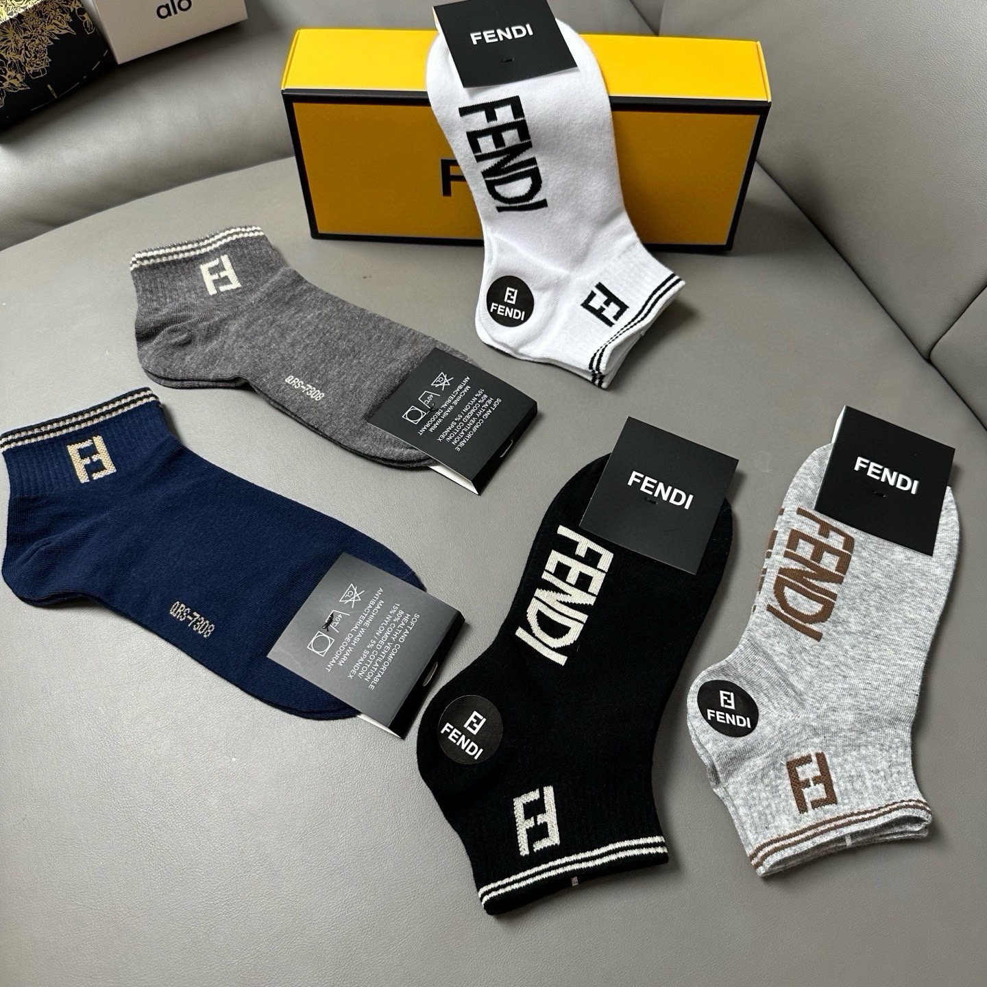 🆕FENDI · 芬迪❗️FF新品男款船袜❗️【一盒五双】提花经典的字母标志，纯棉材质制造，透气舒适，超级nice❗️超