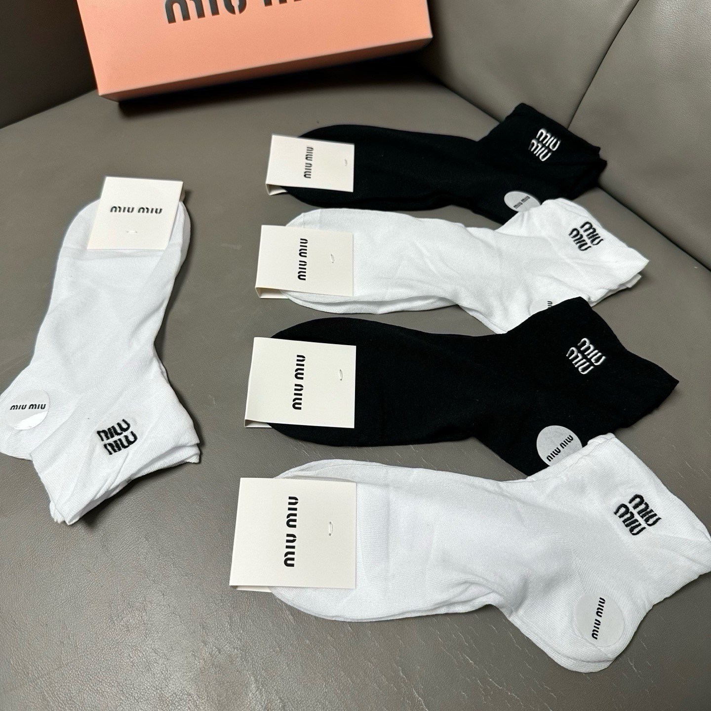 🆕 · Miumiu · ❗️缪缪新品女款袜子❗️【一盒五双】轻薄款，经典miumiu字母刺绣，透气柔软舒适，超火爆小单