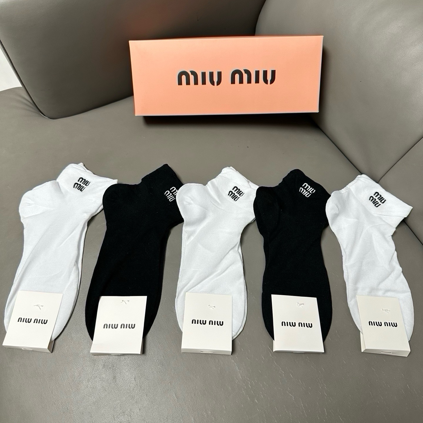 🆕 · Miumiu · ❗️缪缪新品女款袜子❗️【一盒五双】轻薄款，经典miumiu字母刺绣，透气柔软舒适，超火爆小单