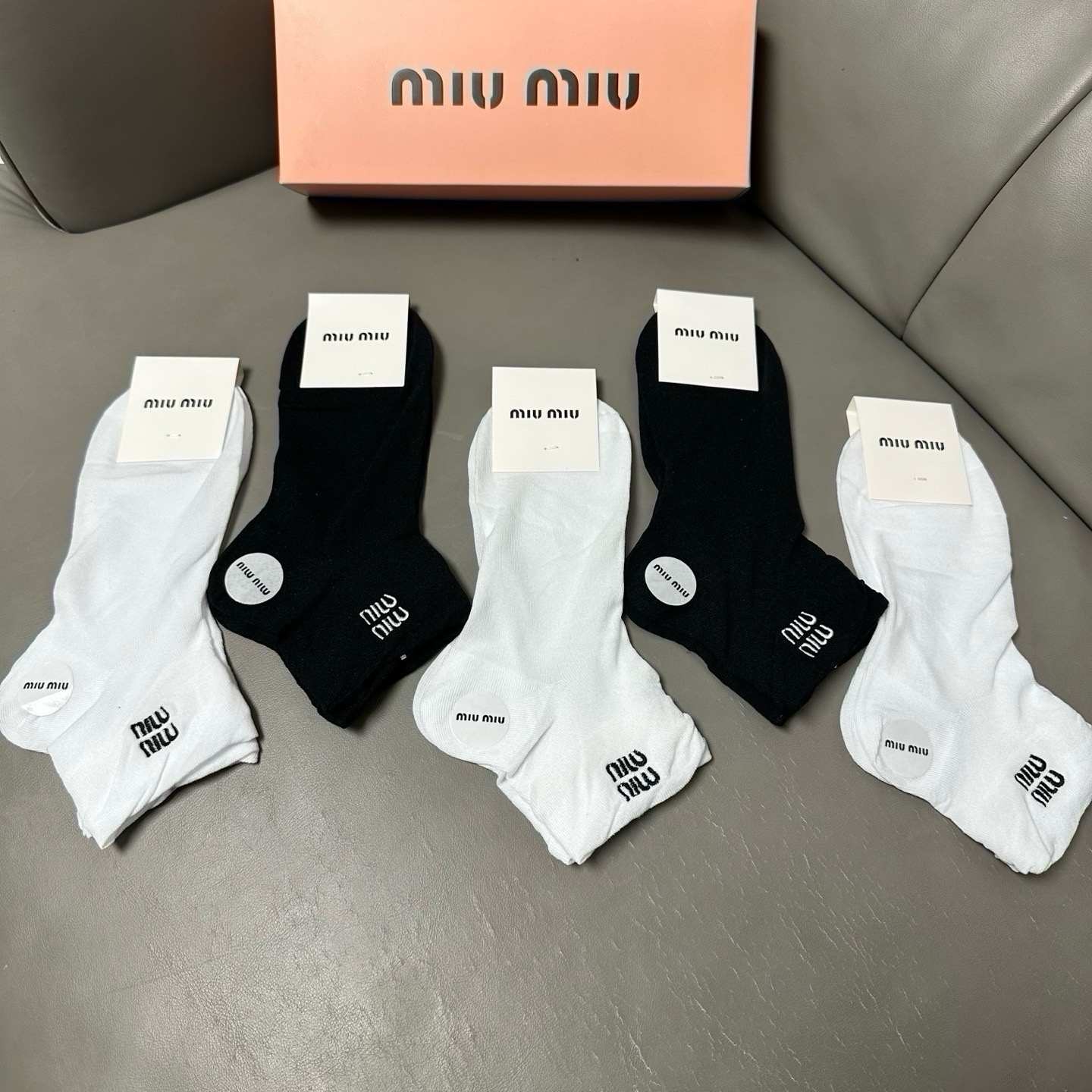 🆕 · Miumiu · ❗️缪缪新品女款袜子❗️【一盒五双】轻薄款，经典miumiu字母刺绣，透气柔软舒适，超火爆小单