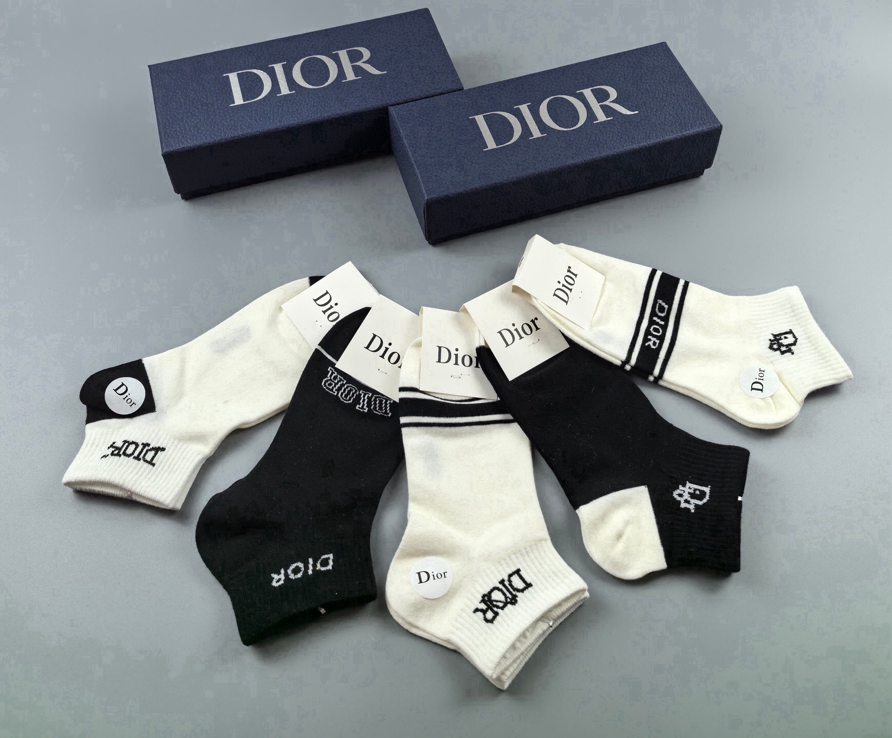 🆕Dior · 迪奥❗️D家新品女款短款袜子❗️【一盒五双】纯棉材质，上脚柔软舒适，经典的D家字母logo，炒鸡nice