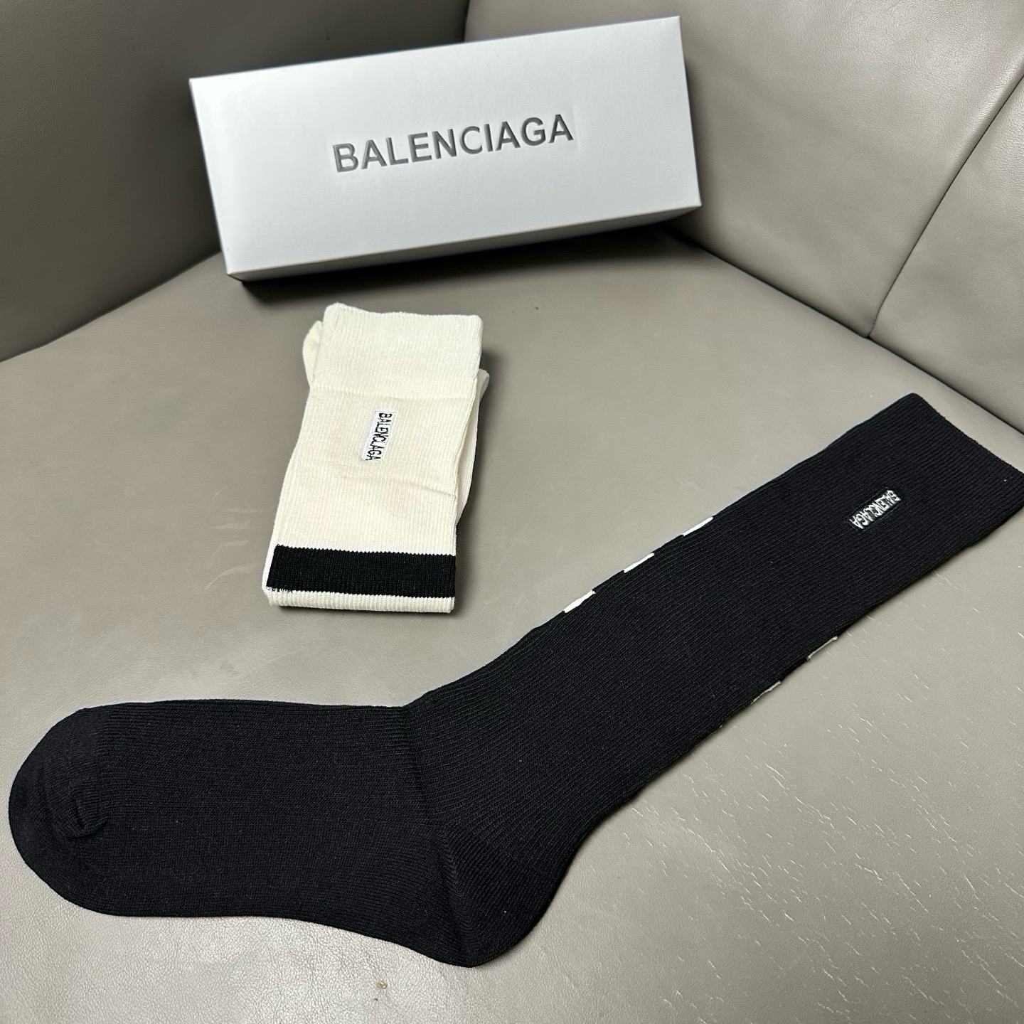 🆕BALENCIAGA · 巴黎世家❗️大巴黎新品女款小腿袜❗️【一盒二双】纯棉材质双针双路织造，上脚柔软舒适，刺绣大巴