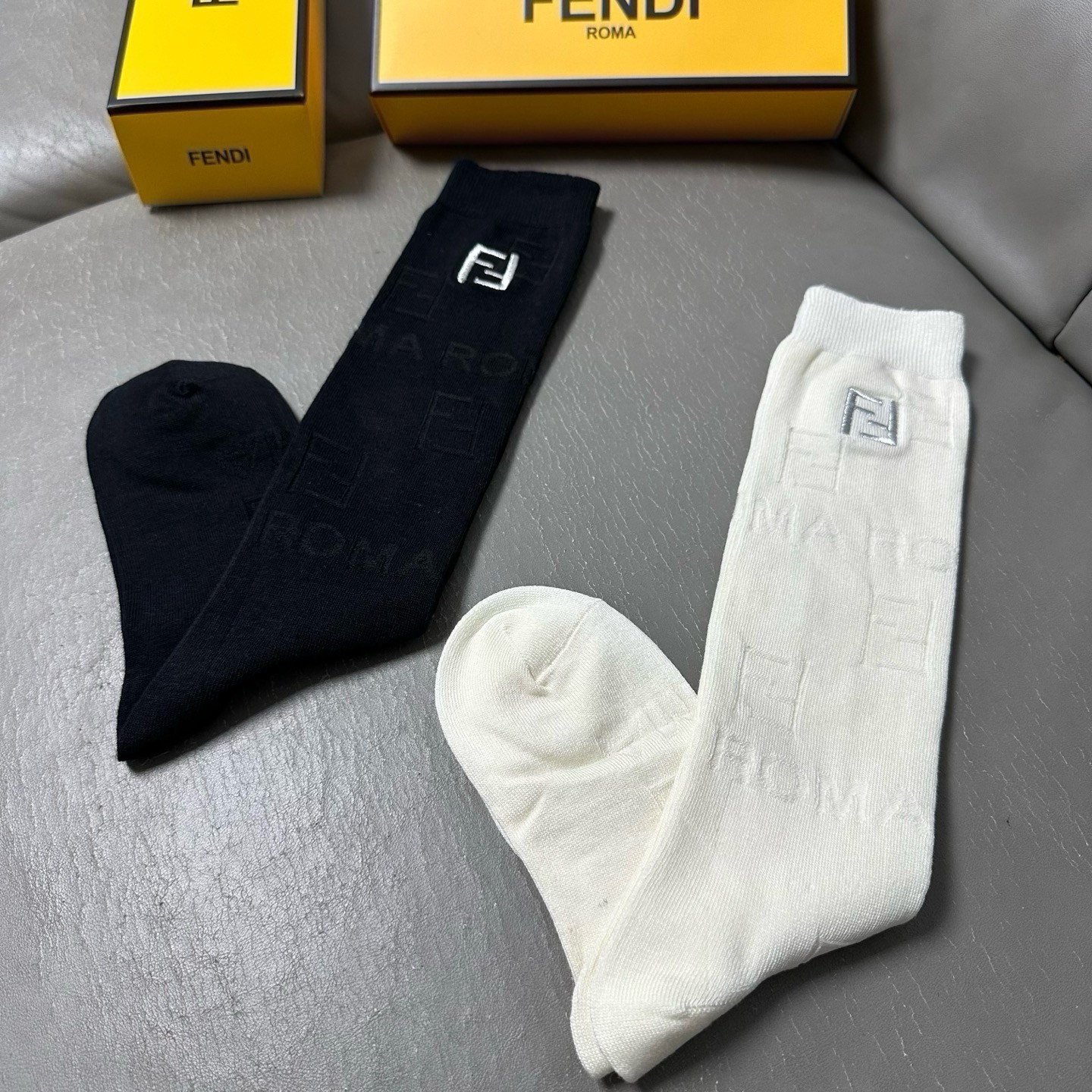 🆕Fendi · 芬迪❗️FF新品女款小腿袜❗️【一盒二双】纯棉材质双针双路织造，暗纹提花，上脚柔软舒适，刺绣大巴黎lo