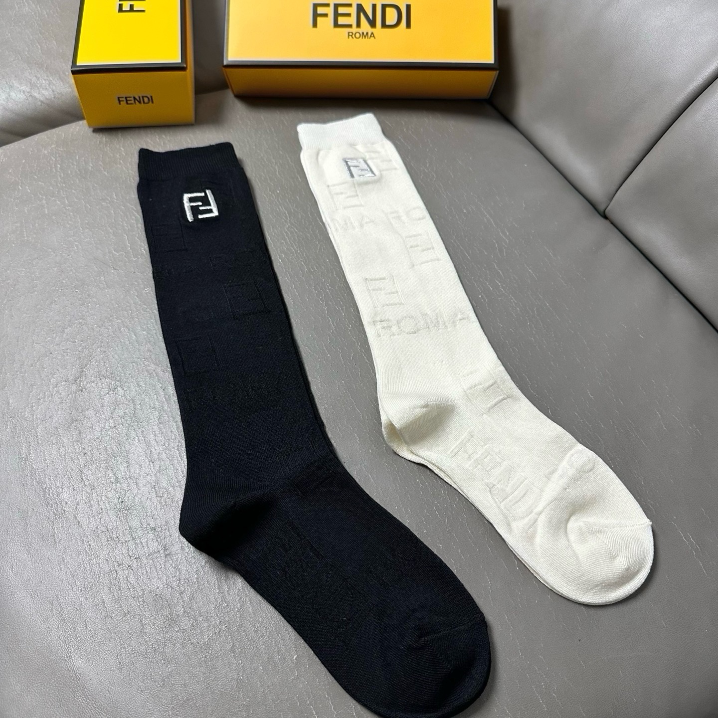 🆕Fendi · 芬迪❗️FF新品女款小腿袜❗️【一盒二双】纯棉材质双针双路织造，暗纹提花，上脚柔软舒适，刺绣大巴黎lo