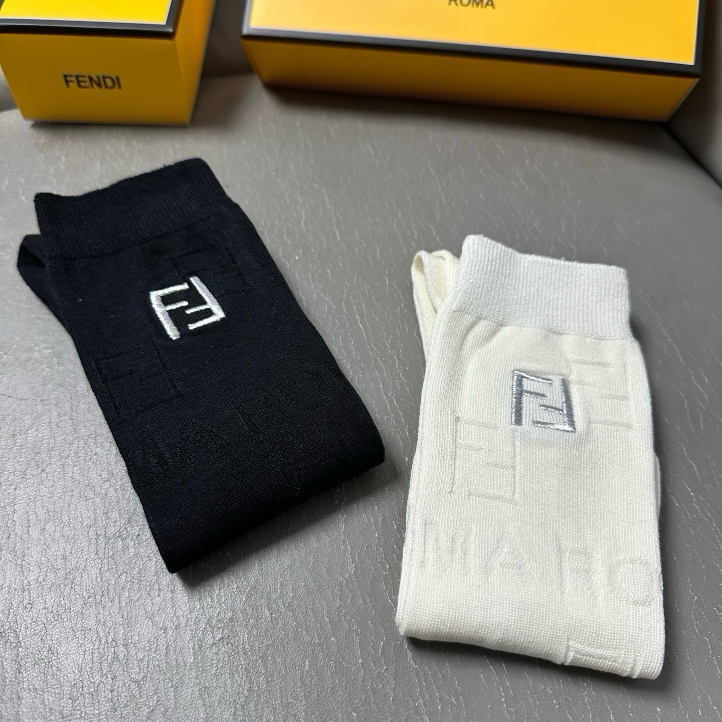 🆕Fendi · 芬迪❗️FF新品女款小腿袜❗️【一盒二双】纯棉材质双针双路织造，暗纹提花，上脚柔软舒适，刺绣大巴黎lo