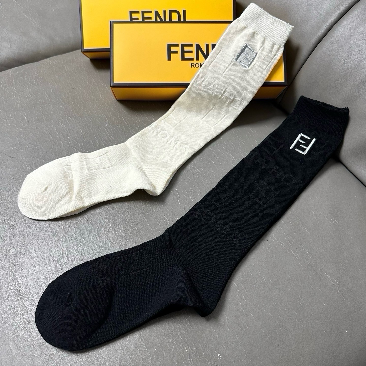 🆕Fendi · 芬迪❗️FF新品女款小腿袜❗️【一盒二双】纯棉材质双针双路织造，暗纹提花，上脚柔软舒适，刺绣大巴黎lo