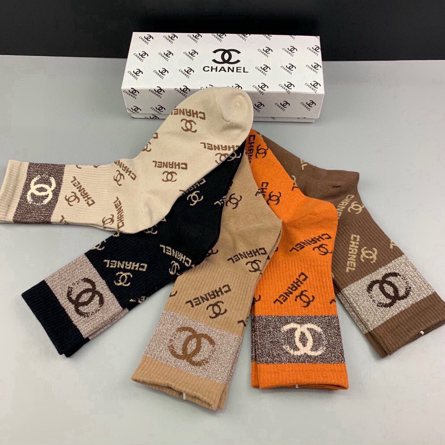 🆕CHANEL · 香奈儿❗️香奶奶家新品女款中筒袜子❗️【一盒五双】纯棉材质，柔软舒适透气，罗口提花经典双C标志，袜身