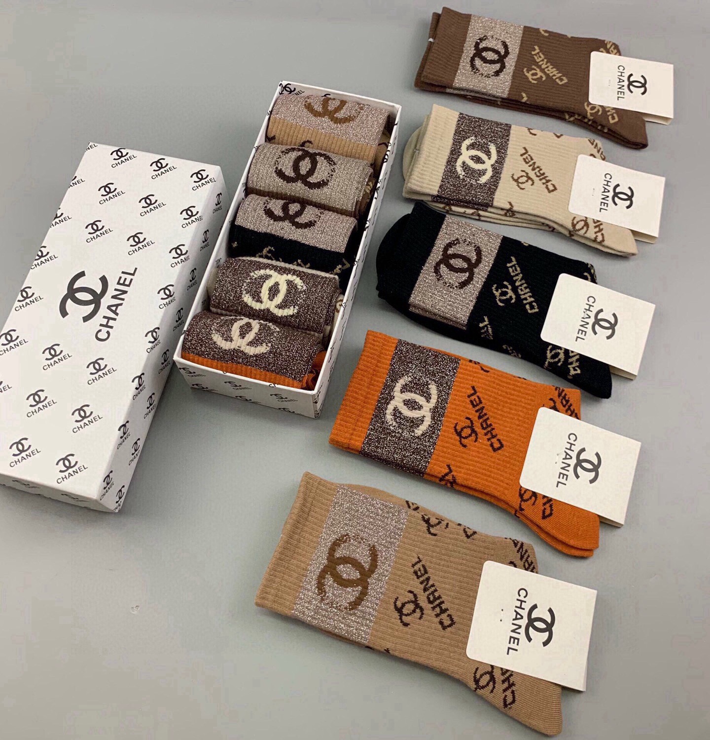 🆕CHANEL · 香奈儿❗️香奶奶家新品女款中筒袜子❗️【一盒五双】纯棉材质，柔软舒适透气，罗口提花经典双C标志，袜身