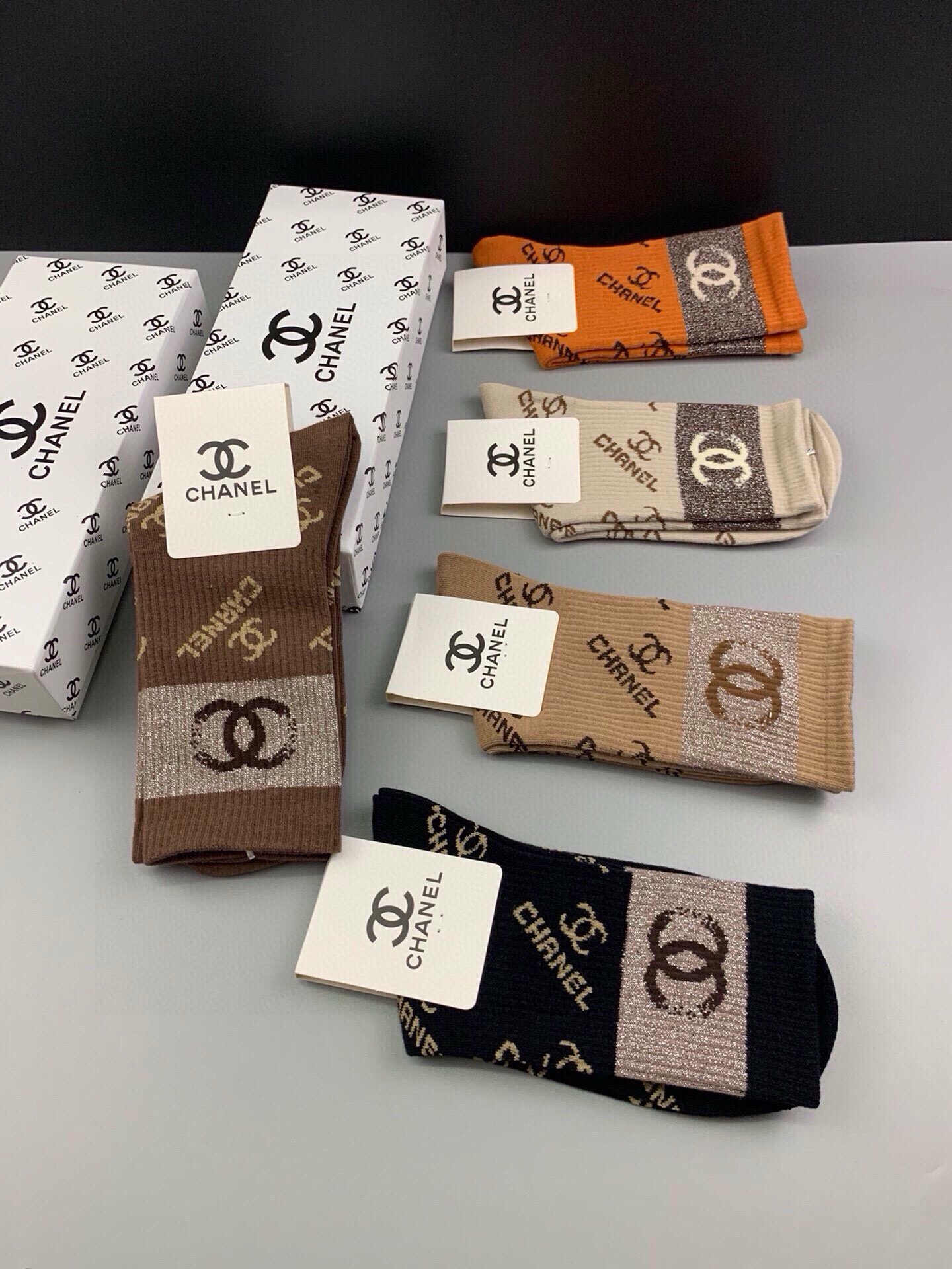 🆕CHANEL · 香奈儿❗️香奶奶家新品女款中筒袜子❗️【一盒五双】纯棉材质，柔软舒适透气，罗口提花经典双C标志，袜身