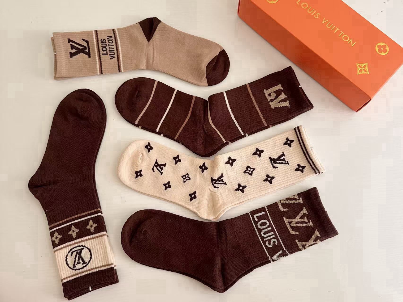 🆕Louis Vuitton · 路易威登❗️驴家新品女款长筒袜子❗️【一盒五双】纯棉材质，提花经典标志，柔软舒适透气，