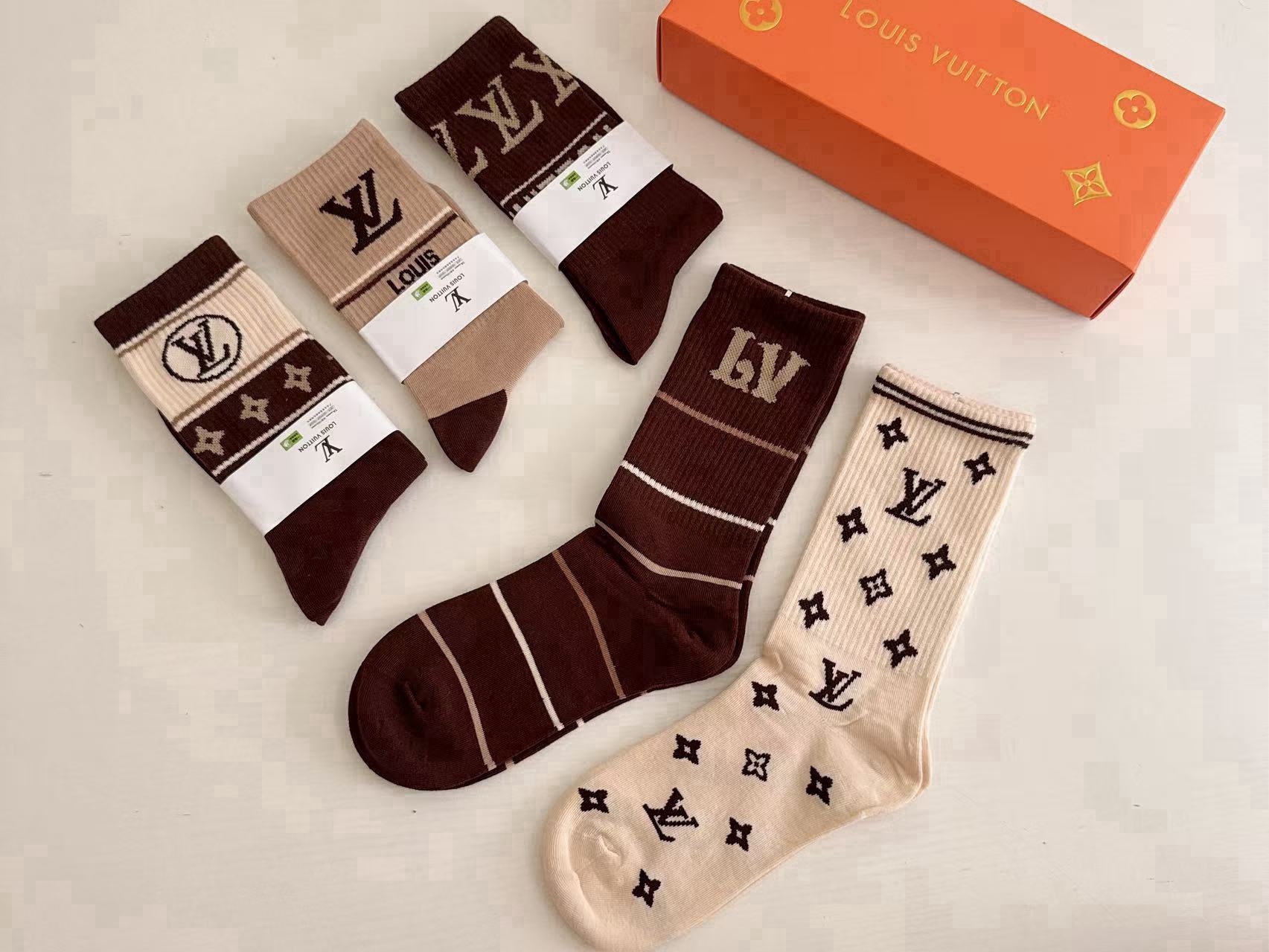 🆕Louis Vuitton · 路易威登❗️驴家新品女款长筒袜子❗️【一盒五双】纯棉材质，提花经典标志，柔软舒适透气，