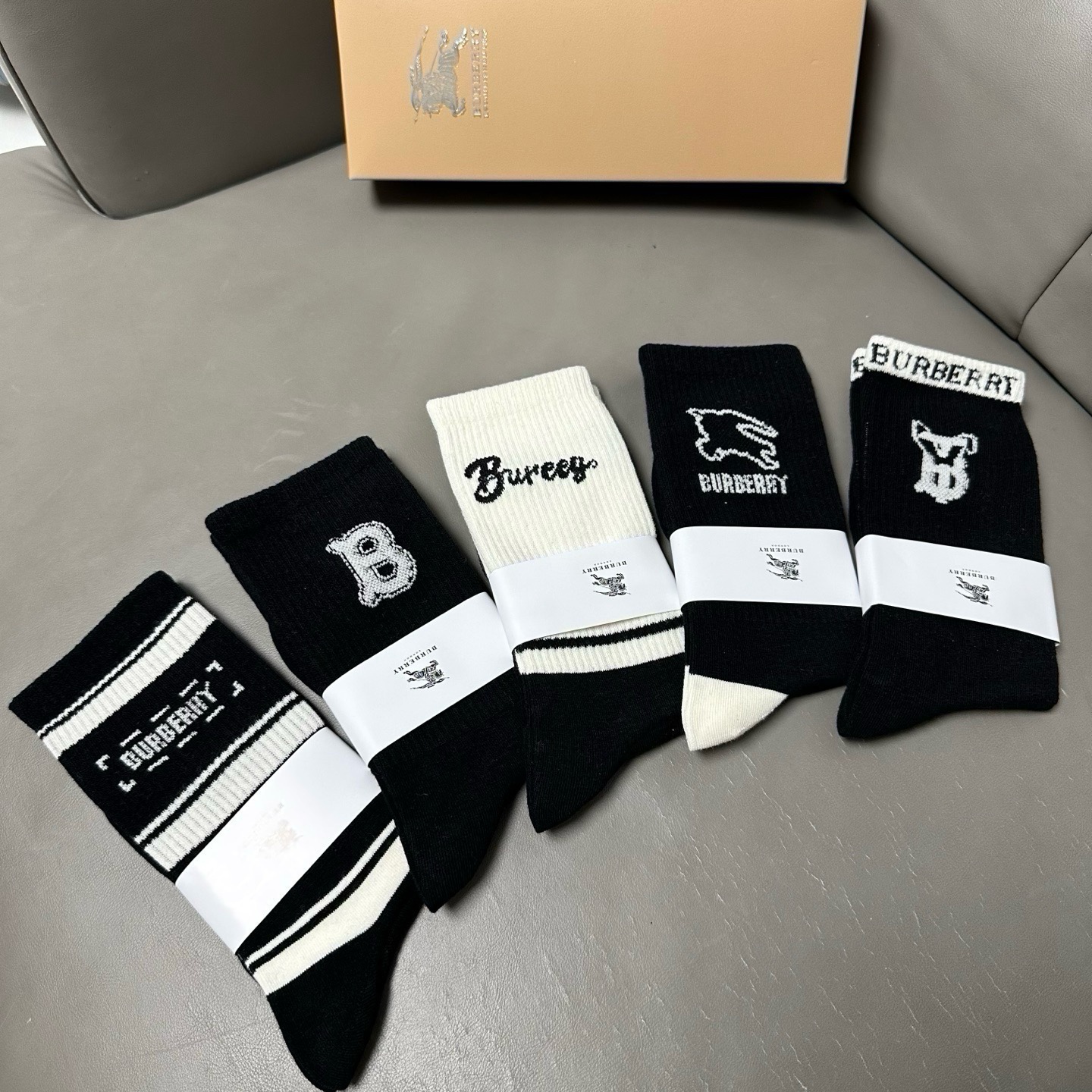 🆕Burberry · 巴宝莉❗️大B家新品长筒袜子❗️【一盒五双】提花战马🐎logo，简单大气，实物超漂亮，超火爆小单