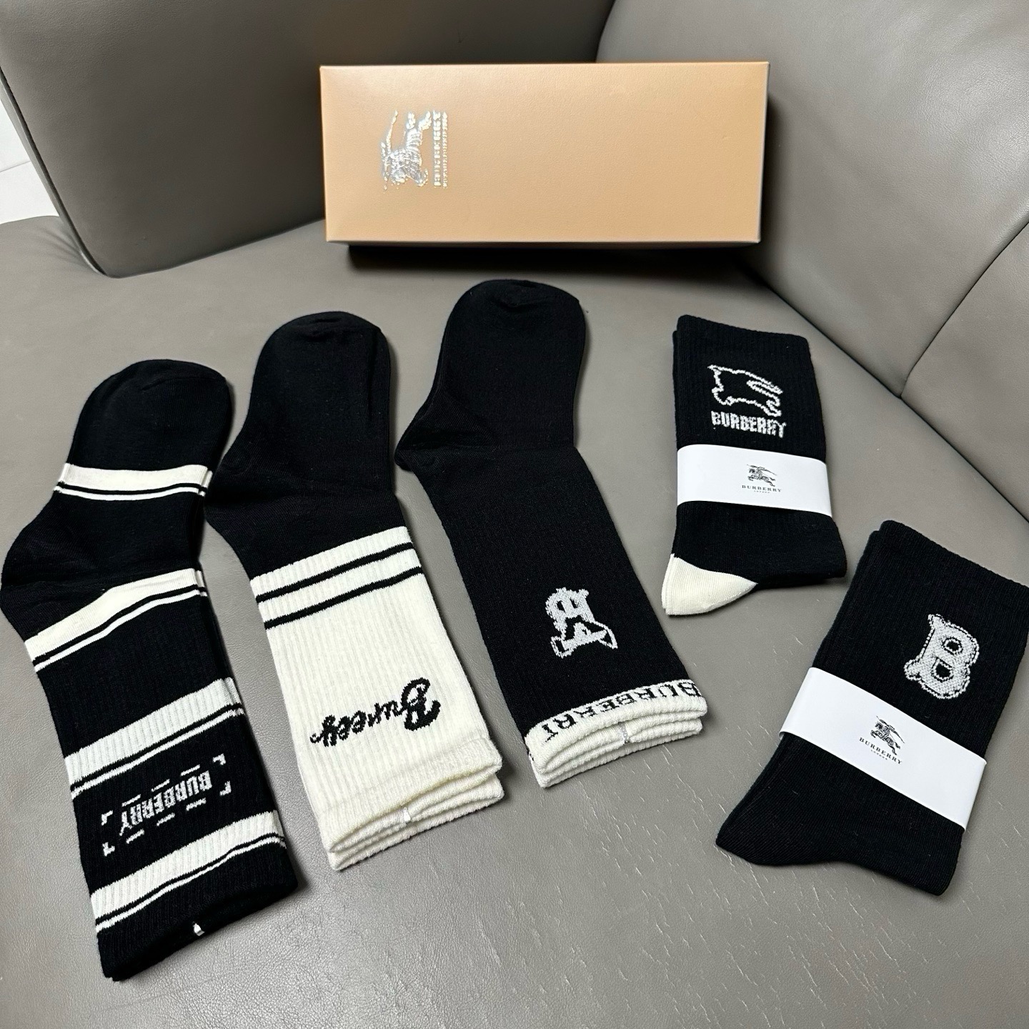 🆕Burberry · 巴宝莉❗️大B家新品长筒袜子❗️【一盒五双】提花战马🐎logo，简单大气，实物超漂亮，超火爆小单
