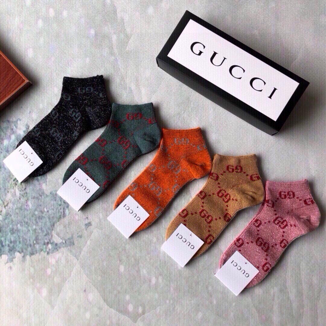 NO:941045,Gucci · Gucci super classic short socks [five pairs in a box] The classic style that G’s counters have been selling, double-needle double-way pure cotton weaving, plus sparkling gold threads, super beautiful in real life, soft and comfortable on the feet, super sweat-absorbent and breathable19860909 Gucci · 古奇超级经典短款袜子【一盒五双】G家专柜一直在售的经典款,双针双路纯棉织造,加上闪闪金丝线,实物超漂亮,上脚柔软舒适,吸汗透气性超 ins超火爆小单品,大牌出街,潮人必备超好搭袜子,丝袜,袜子,gucci,gucci,socks,accessory