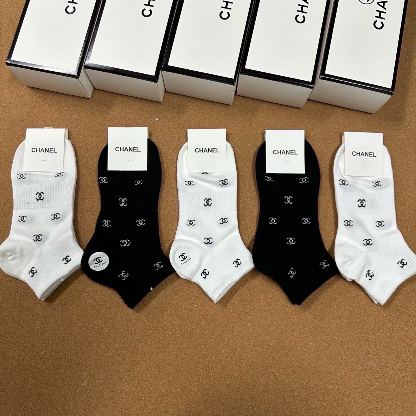 NO:941050,CHANEL · Chanel Xiaoxiang's new women's socks [five pairs in a box] pure cotton material, soft, comfortable and breathable, classic double C logo, fried chicken and nice, big-name streetwear, fashionable people must-have super matching socks, stockings, socks, chanel, chanel, socks19860909 CHANEL · 香奈儿小香新品女款袜子【一盒五双】纯棉材质,柔软舒适透气,经典双C标识,炒鸡nice,大牌出街,潮人必备超好搭袜子,丝袜,袜子,chanel,chanel,socks,accessory