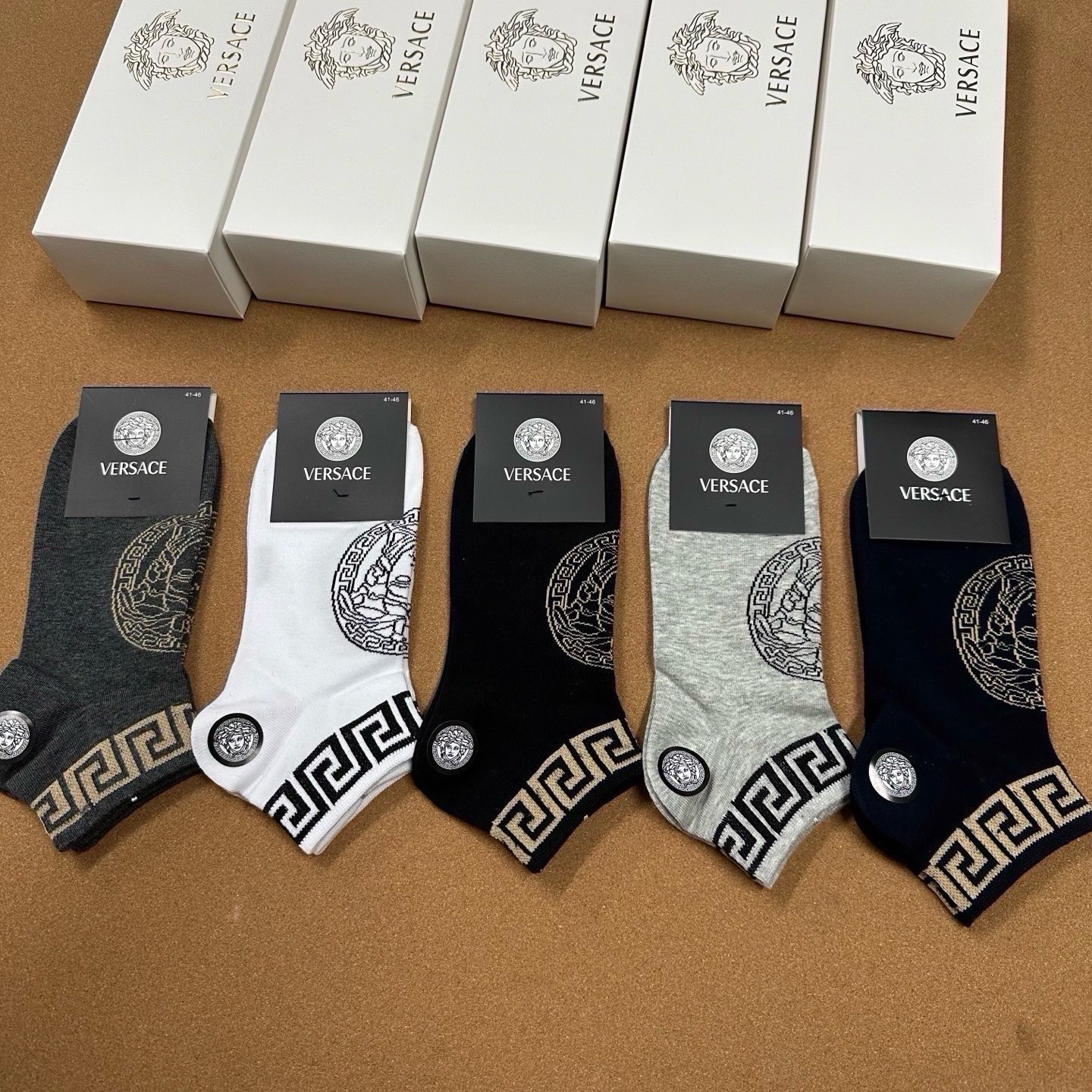 NO:941058,Versace · Versace's new men's socks [five pairs in a box] are made of pure cotton material, super soft and comfortable, jacquard classic logo, ins super popular small items, big brands go out, fashionable people must have super easy-to-match socks, stockings, socks, versace, versace, socks19860909 Versace · 范思哲新品男款袜子【一盒五双】纯棉材质织造,超柔软舒适,提花经典logo,ins超火爆小单品,大牌出街,潮人必备超好搭袜子,丝袜,袜子,versace,versace,socks,accessory